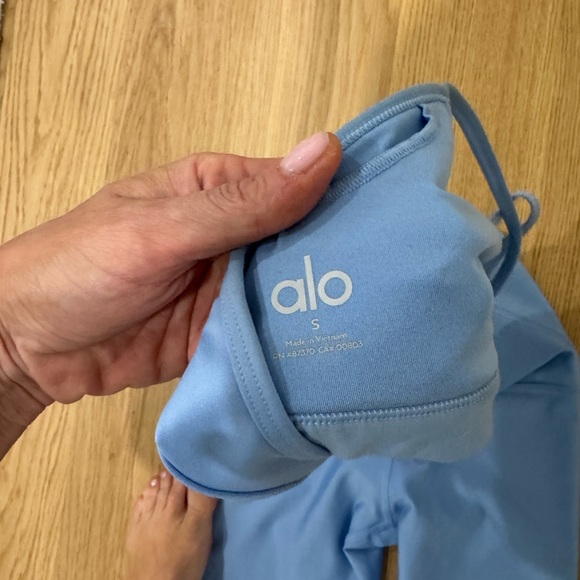 Alo Yoga Air Lift Light Blue Sports Bra and Leggings Set - Picture 4 of 4